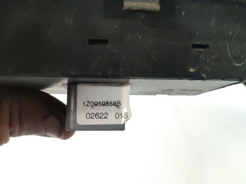 Recambio de mando elevalunas delantero izquierdo para skoda octavia berlina (1z3) referencia OEM IAM   