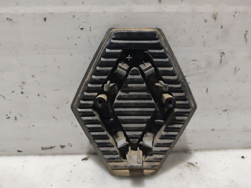 Recambio de anagrama para renault megane scenic rxe 1.6 16v referencia OEM IAM 8200115115  