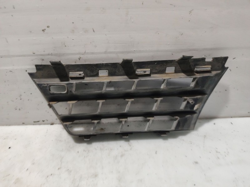 Recambio de rejilla delantera para renault megane scenic rxe 1.6 16v referencia OEM IAM 8200140330  