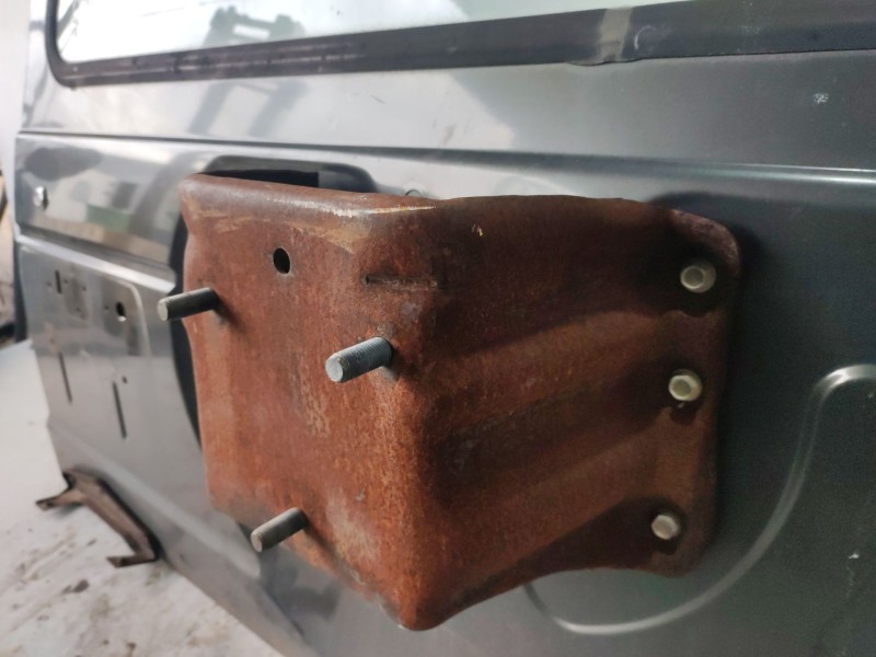 Recambio de soporte rueda repuesto para mitsubishi galloper (hyundai) 2.5 turbodiesel referencia OEM IAM MB931053  