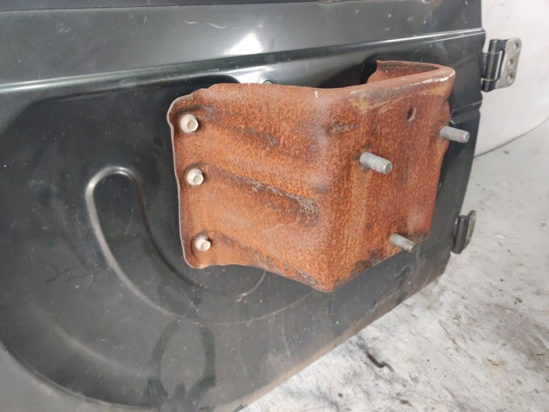 Recambio de soporte rueda repuesto para mitsubishi galloper (hyundai) 2.5 turbodiesel referencia OEM IAM MB931053  