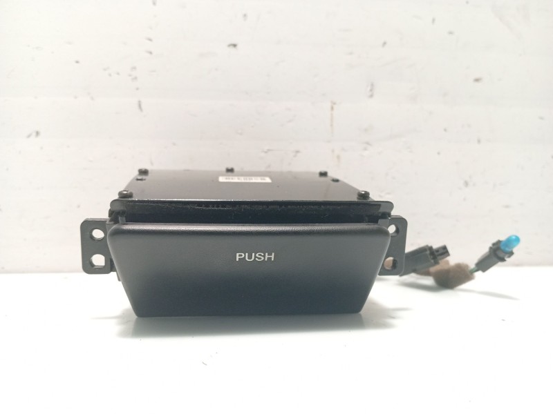 Recambio de cenicero para hyundai tucson (jm) 2.0 referencia OEM IAM 845502E000 JM84652A U025813800