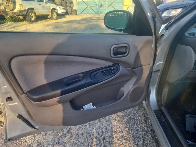nissan almera ii hatchback (n16) del año 2001