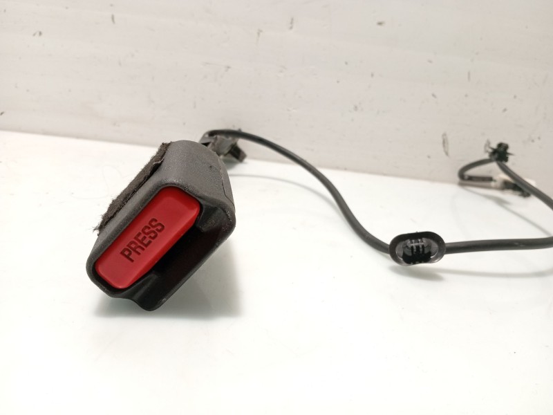 Recambio de anclaje cinturon delantero derecho para renault kadjar (ha_, hl_) 1.6 dci 130 referencia OEM IAM 878168634R  