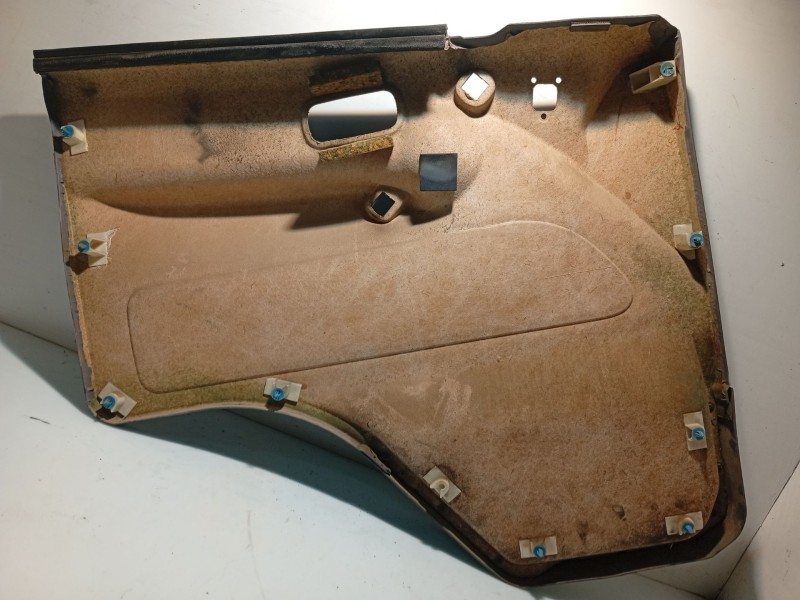 Recambio de guarnecido puerta delantera derecha para nissan atleon referencia OEM IAM BD30  