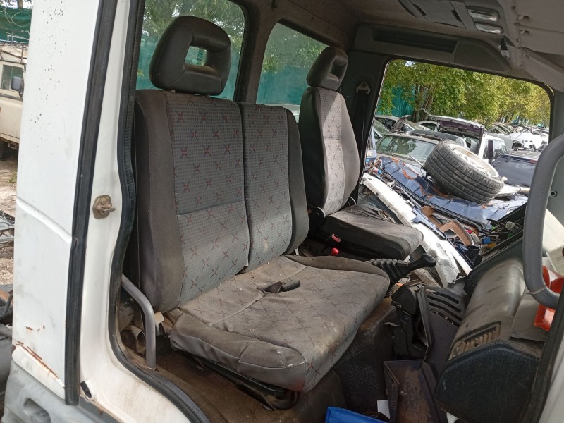 Recambio de asiento delantero derecho para nissan atleon referencia OEM IAM BD30  