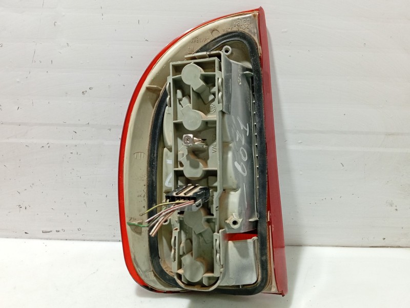 Recambio de piloto trasero derecho para opel corsa b (s93) 1.7 d (f08, f68, m68) referencia OEM IAM 90444811  