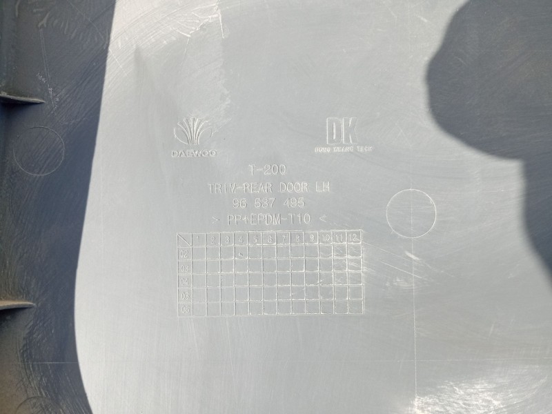 Recambio de guarnecido puerta trasera izquierda para daewoo kalos (klas) 1.4 referencia OEM IAM   