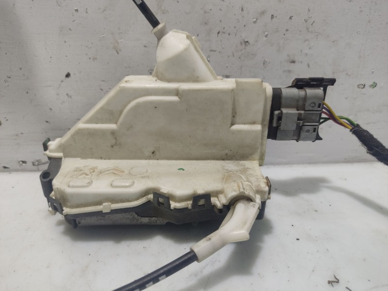 Recambio de cerradura puerta delantera derecha para peugeot 308 1.6 hdi fap referencia OEM IAM 9800616580  