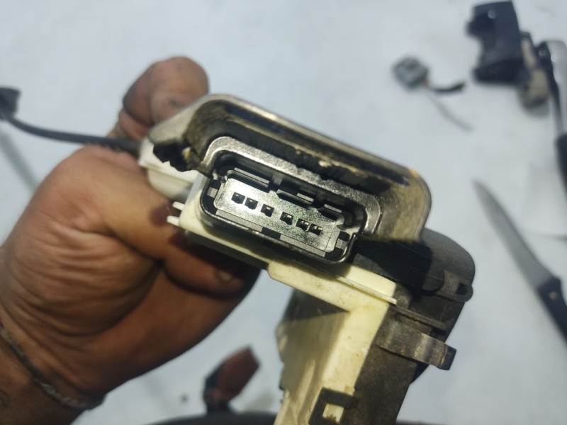 Recambio de cerradura puerta delantera derecha para peugeot 308 1.6 hdi fap referencia OEM IAM 9800616580  