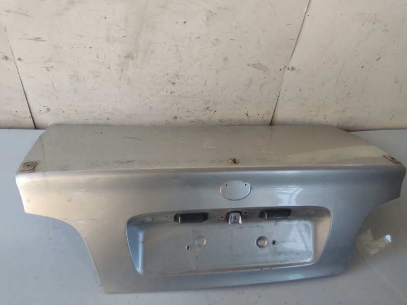 Recambio de porton trasero para toyota avensis t22 referencia OEM IAM 6440105060  