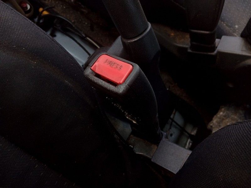 Recambio de anclaje cinturon delantero izquierdo para hyundai getz (tb) 1.1 referencia OEM IAM 888301C300  