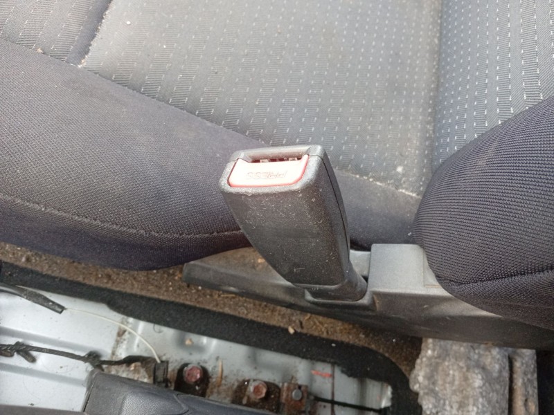 Recambio de anclaje cinturon delantero derecho para hyundai getz (tb) 1.1 referencia OEM IAM 888401C300  