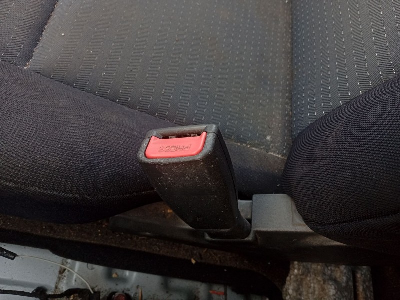 Recambio de anclaje cinturon delantero derecho para hyundai getz (tb) 1.1 referencia OEM IAM 888401C300  