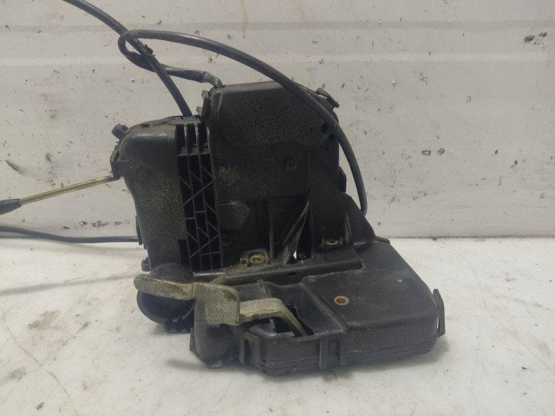 Recambio de cerradura puerta delantera derecha para mercedes-benz clase c (w203) berlina referencia OEM IAM A2037200435  