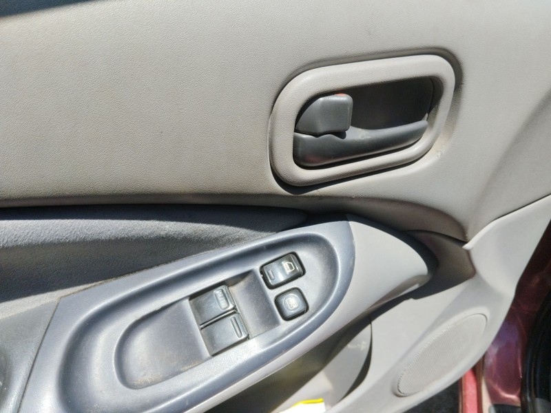 nissan almera ii hatchback (n16) del año 2001