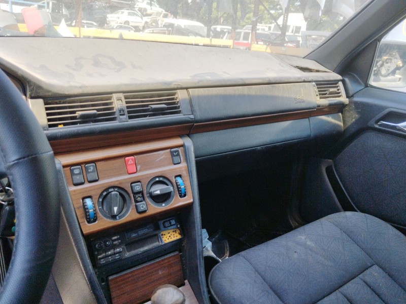 mercedes-benz 124 sedán (w124) del año 2000