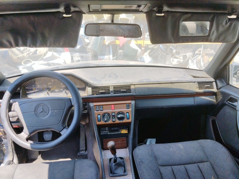 mercedes-benz 124 sedán (w124) del año 2000
