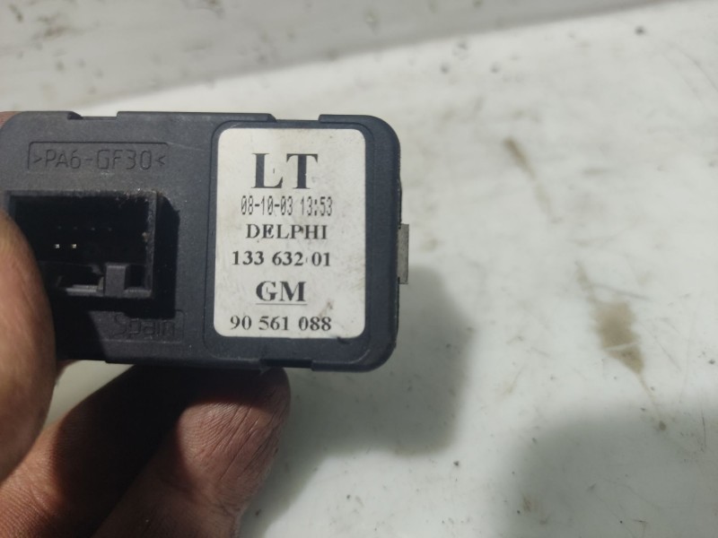 Recambio de mando elevalunas delantero izquierdo para opel zafira a referencia OEM IAM 90561088  13363201