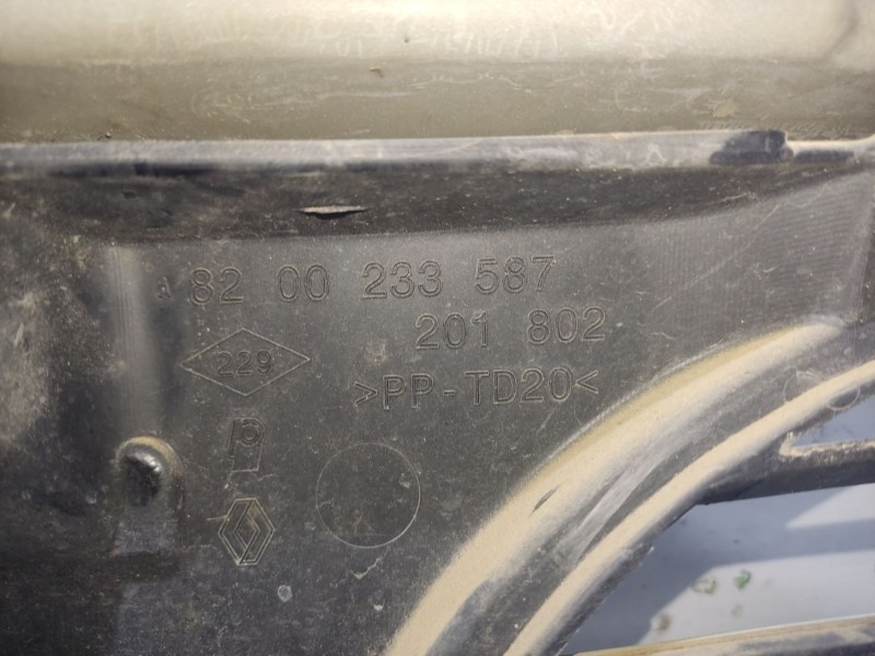 Recambio de calandra delantera de radiador para nissan interstar (x70) referencia OEM IAM 8200233587  