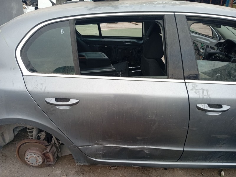 Recambio de puerta trasera derecha para skoda superb ii (3t4) 2.0 tdi referencia OEM IAM 3T5833056  