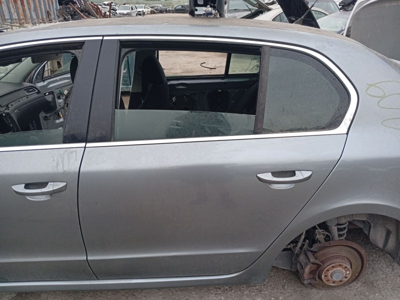 Recambio de puerta trasera izquierda para skoda superb ii (3t4) 2.0 tdi referencia OEM IAM 3T5833055  