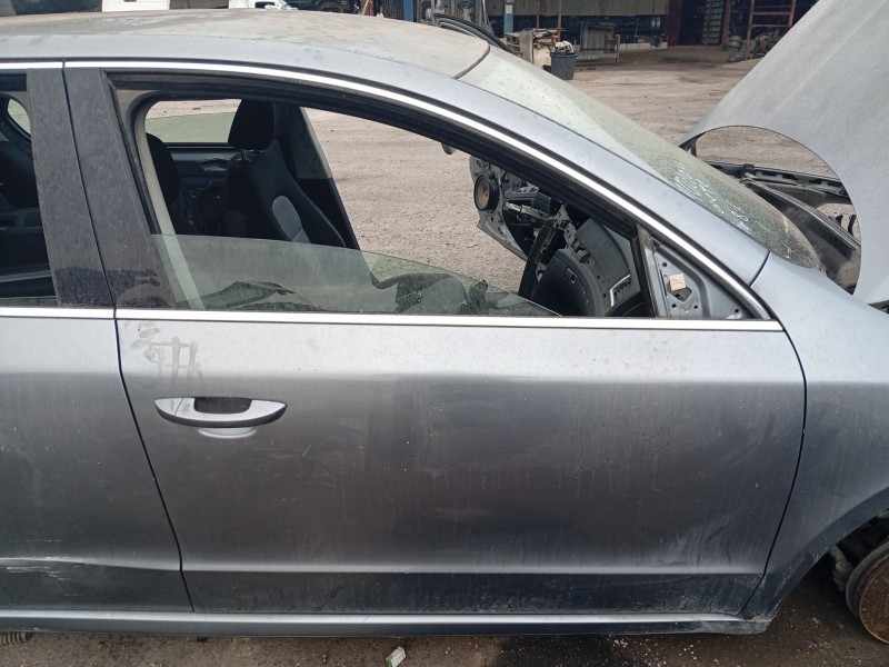 Recambio de puerta delantera derecha para skoda superb ii (3t4) 2.0 tdi referencia OEM IAM 3T0831056  
