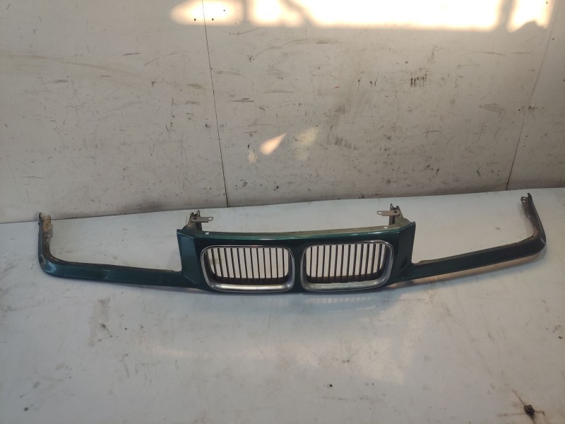Recambio de calandra delantera de radiador para bmw serie 3 berlina (e36) 318i referencia OEM IAM 51138122237  