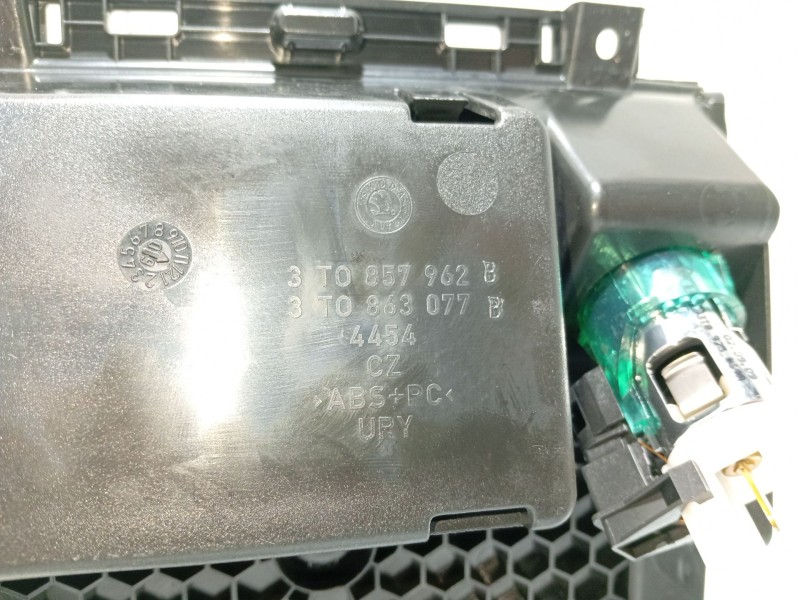 Recambio de cenicero para skoda superb ii (3t4) 2.0 tdi referencia OEM IAM 3T0857962B 3T0863077B 