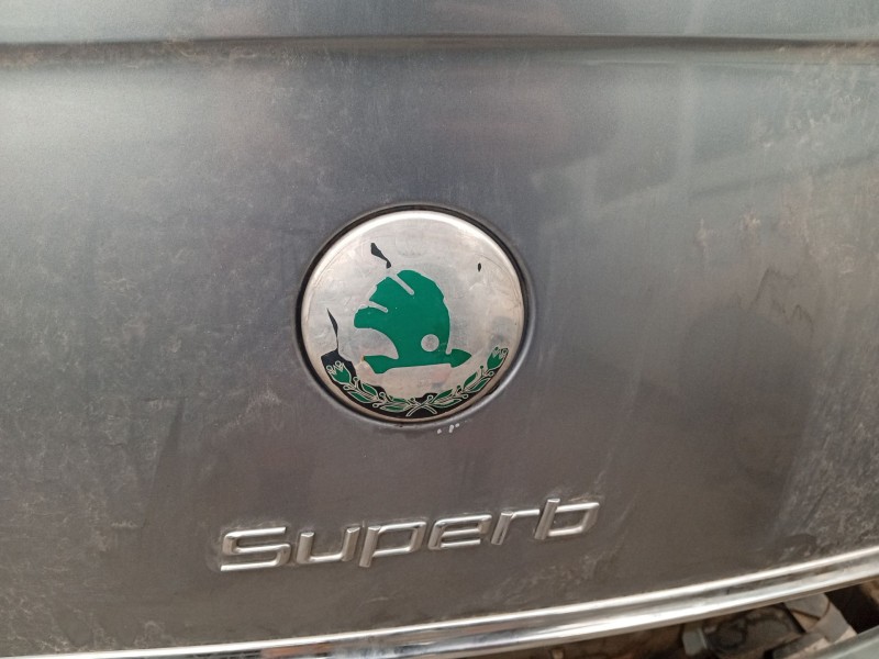 Recambio de porton trasero para skoda superb ii (3t4) 2.0 tdi referencia OEM IAM 3T5827025A  