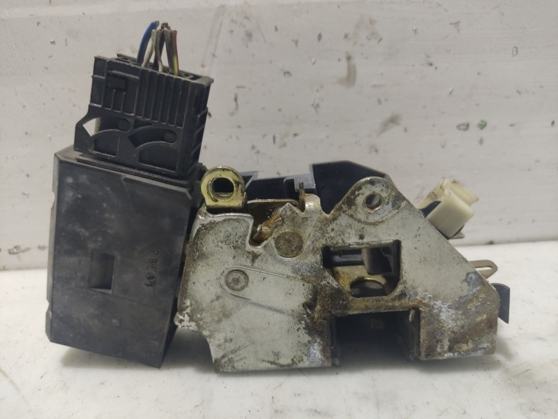 Recambio de cerradura puerta delantera izquierda para bmw serie 3 berlina (e36) 318i referencia OEM IAM 51218122417  