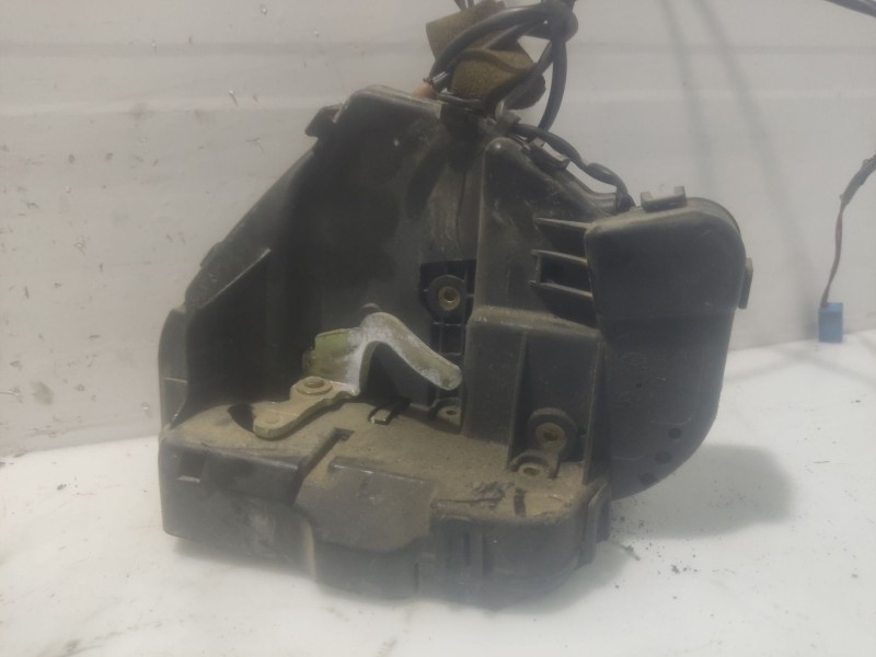 Recambio de cerradura puerta delantera derecha para mercedes-benz clase c (w203) berlina referencia OEM IAM 2037200435  