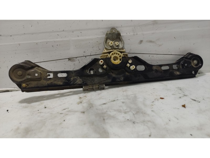 Recambio de elevalunas trasero derecho para mercedes-benz clase c (w203) berlina referencia OEM IAM A2037300446  