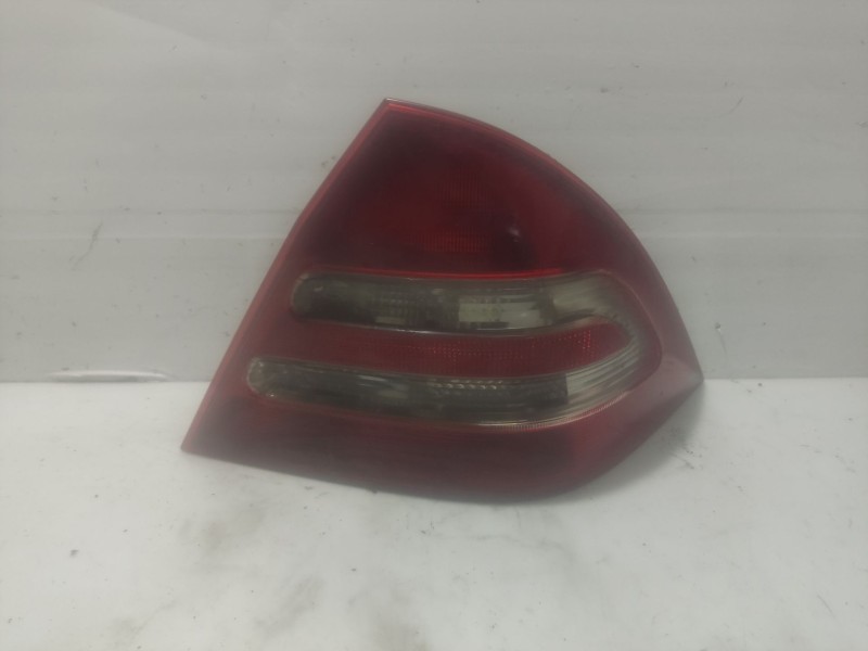 Recambio de piloto trasero derecho para mercedes-benz clase c (w203) berlina referencia OEM IAM A2038200264  