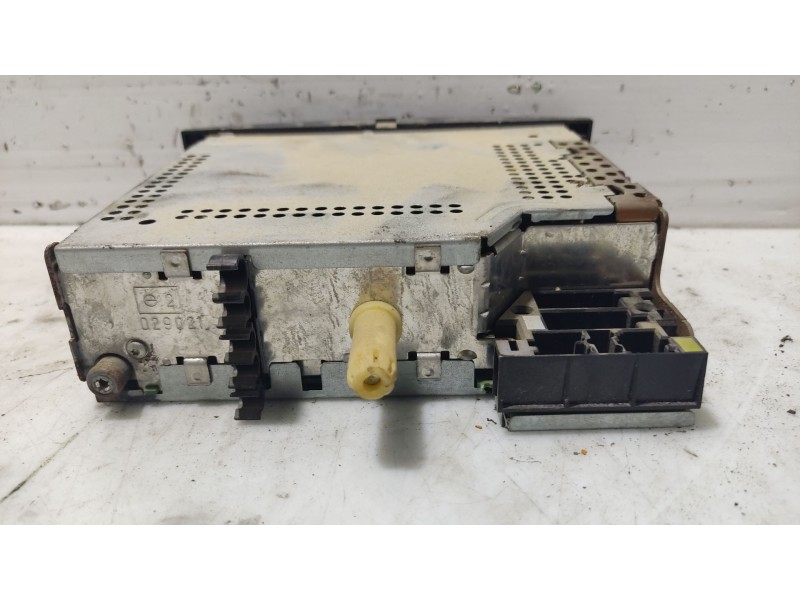 Recambio de sistema audio / radio cd para renault megane ii berlina 5p referencia OEM IAM 8200256141  