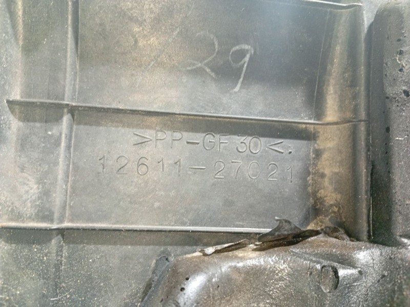 Recambio de tapa motor para toyota avensis t22 referencia OEM IAM 1261127021  