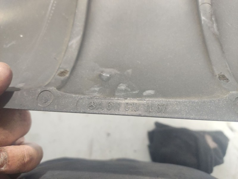 Recambio de tapa motor para mercedes-benz clase c (w203) berlina referencia OEM IAM A6110101167  