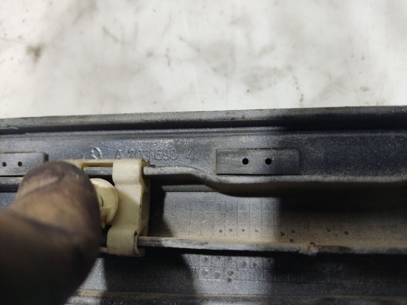 Recambio de moldura para mercedes-benz clase c (w203) berlina referencia OEM IAM A2036904  