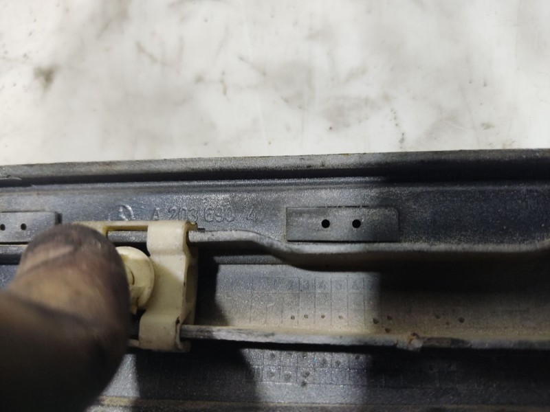 Recambio de moldura para mercedes-benz clase c (w203) berlina referencia OEM IAM A2036904  