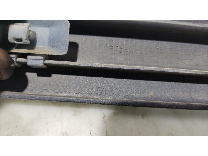 Recambio de moldura para mercedes-benz clase c (w203) berlina referencia OEM IAM A2036905162  