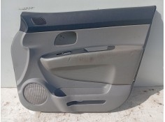 Recambio de guarnecido puerta delantera derecha para kia carens iii monospace (un) 2.0 crdi 140 referencia OEM IAM 823021D0305X 