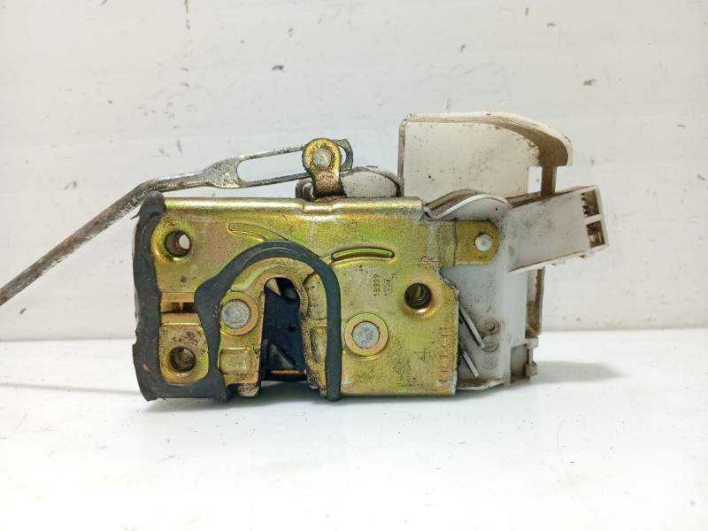 Recambio de cerradura puerta delantera derecha para toyota avensis t22 referencia OEM IAM 6903005071  