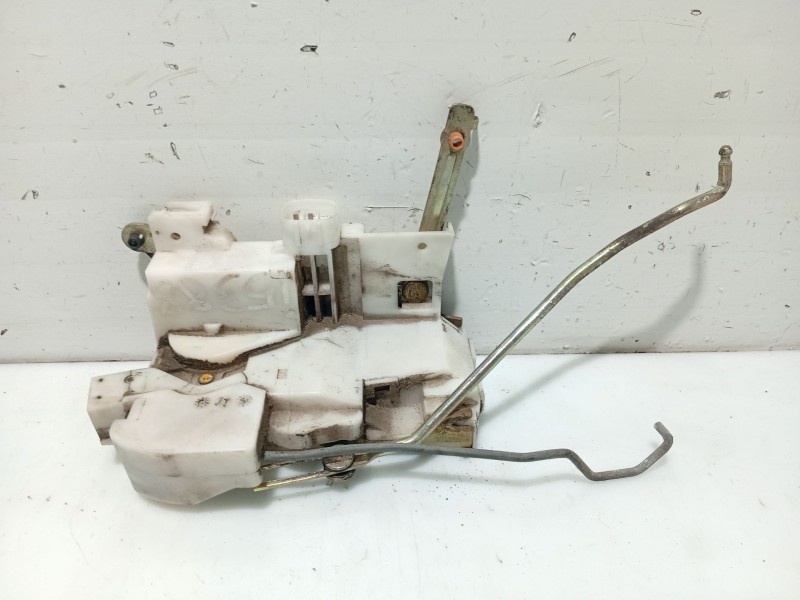 Recambio de cerradura puerta delantera izquierda para toyota avensis t22 referencia OEM IAM 6904005081  