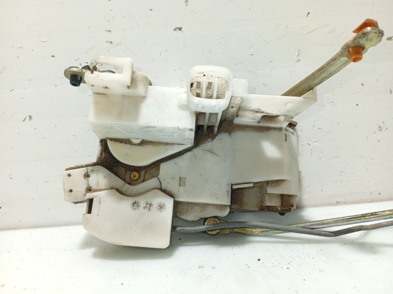 Recambio de cerradura puerta delantera izquierda para toyota avensis t22 referencia OEM IAM 6904005081  