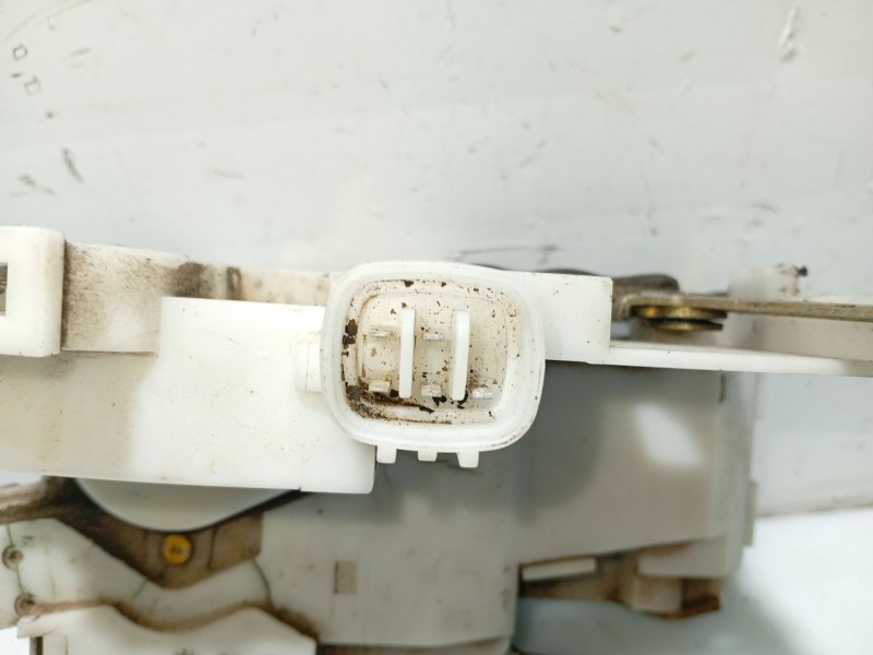 Recambio de cerradura puerta delantera izquierda para toyota avensis t22 referencia OEM IAM 6904005081  