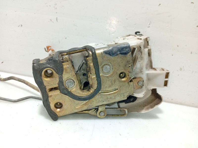 Recambio de cerradura puerta delantera izquierda para toyota avensis t22 referencia OEM IAM 6904005081  