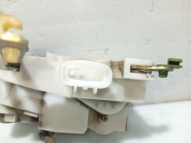 Recambio de cerradura puerta trasera derecha para toyota avensis t22 referencia OEM IAM 6905005021  