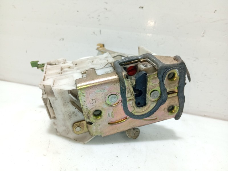 Recambio de cerradura puerta trasera derecha para toyota avensis t22 referencia OEM IAM 6905005021  