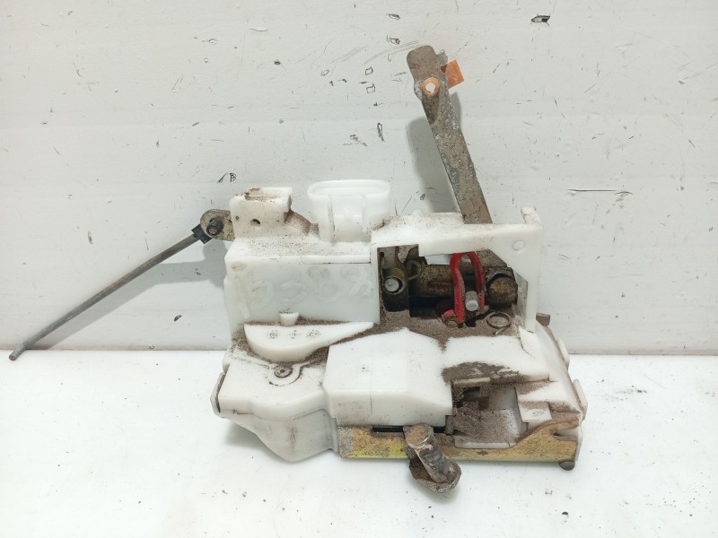 Recambio de cerradura puerta trasera izquierda para toyota avensis t22 referencia OEM IAM 6906005021  