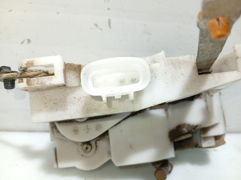 Recambio de cerradura puerta trasera izquierda para toyota avensis t22 referencia OEM IAM 6906005021  